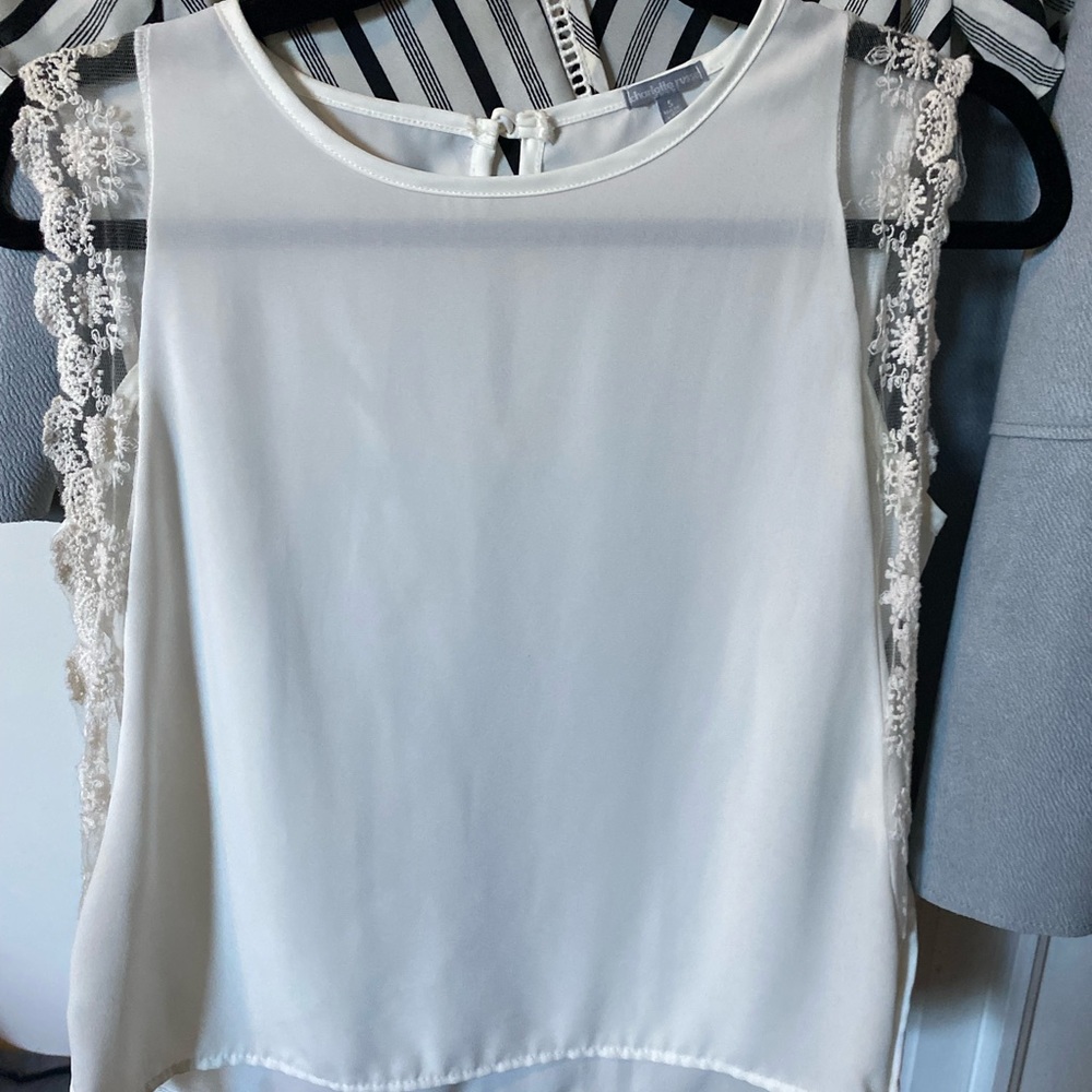 🤍Perfect condition sheet blouse with lace details 🤍